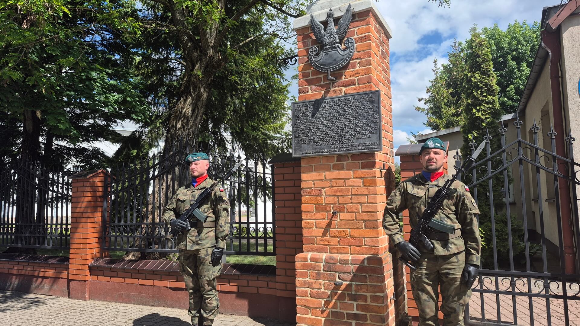 Święto 42. Pułku Piechoty - uroczystości przed pomnikiem i dawną bramą koszar