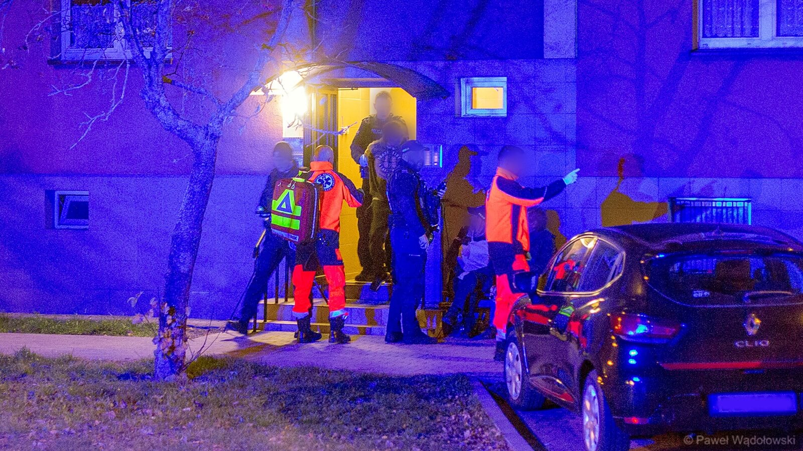 Mężczyzna groził, że będzie do wszystkich strzelał. Interweniowało kilka patroli policji [wideo]