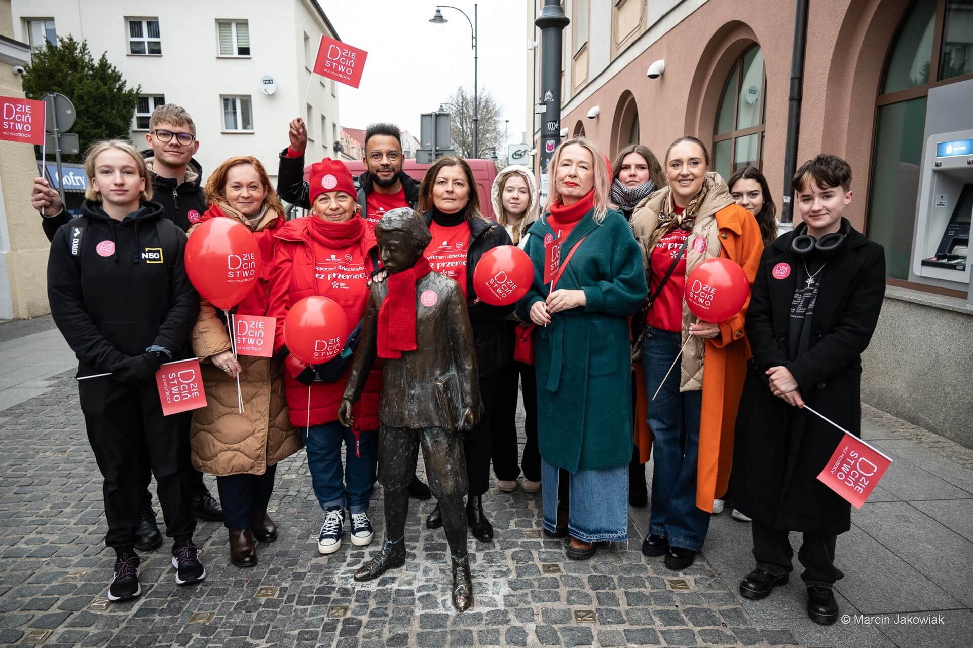 Białystok: Figurki niedźwiadków i miejskie rzeźby z czerwonymi szaliczkami w ramach akcji "Dzieciństwo bez przemocy"