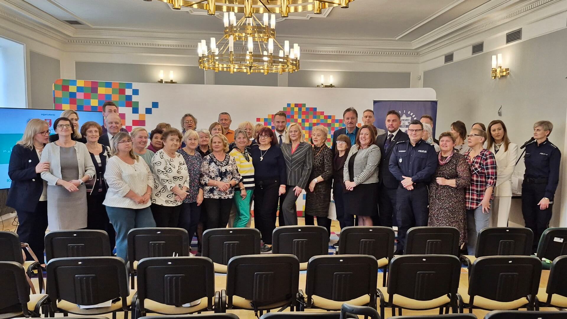 Seniorzy uczą się, jak bezpiecznie korzystać z internetu i unikać oszustów