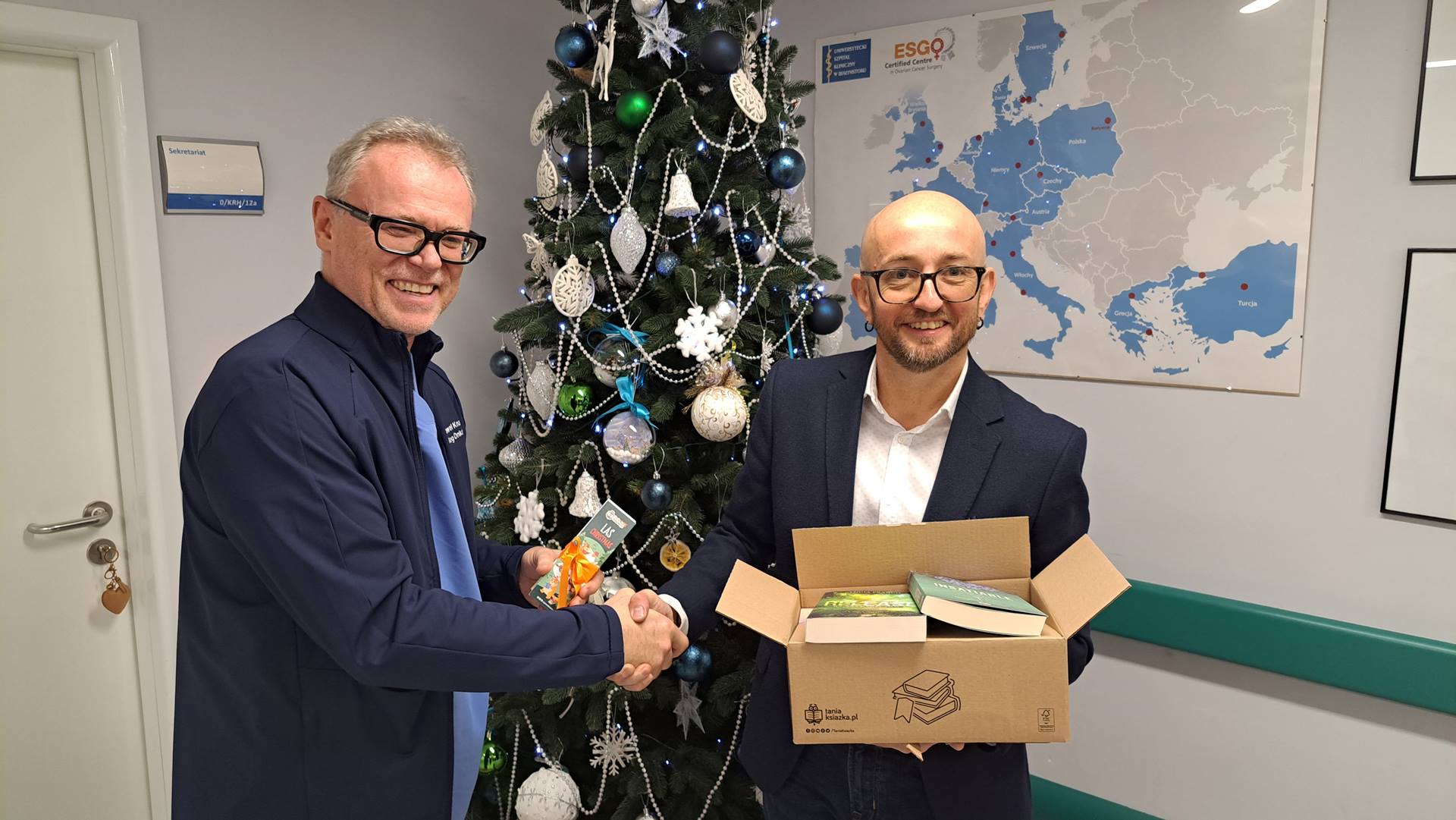 Nowe książki trafiły do biblioteczki oddziałowej w białostockim Uniwersyteckim Centrum Onkologii