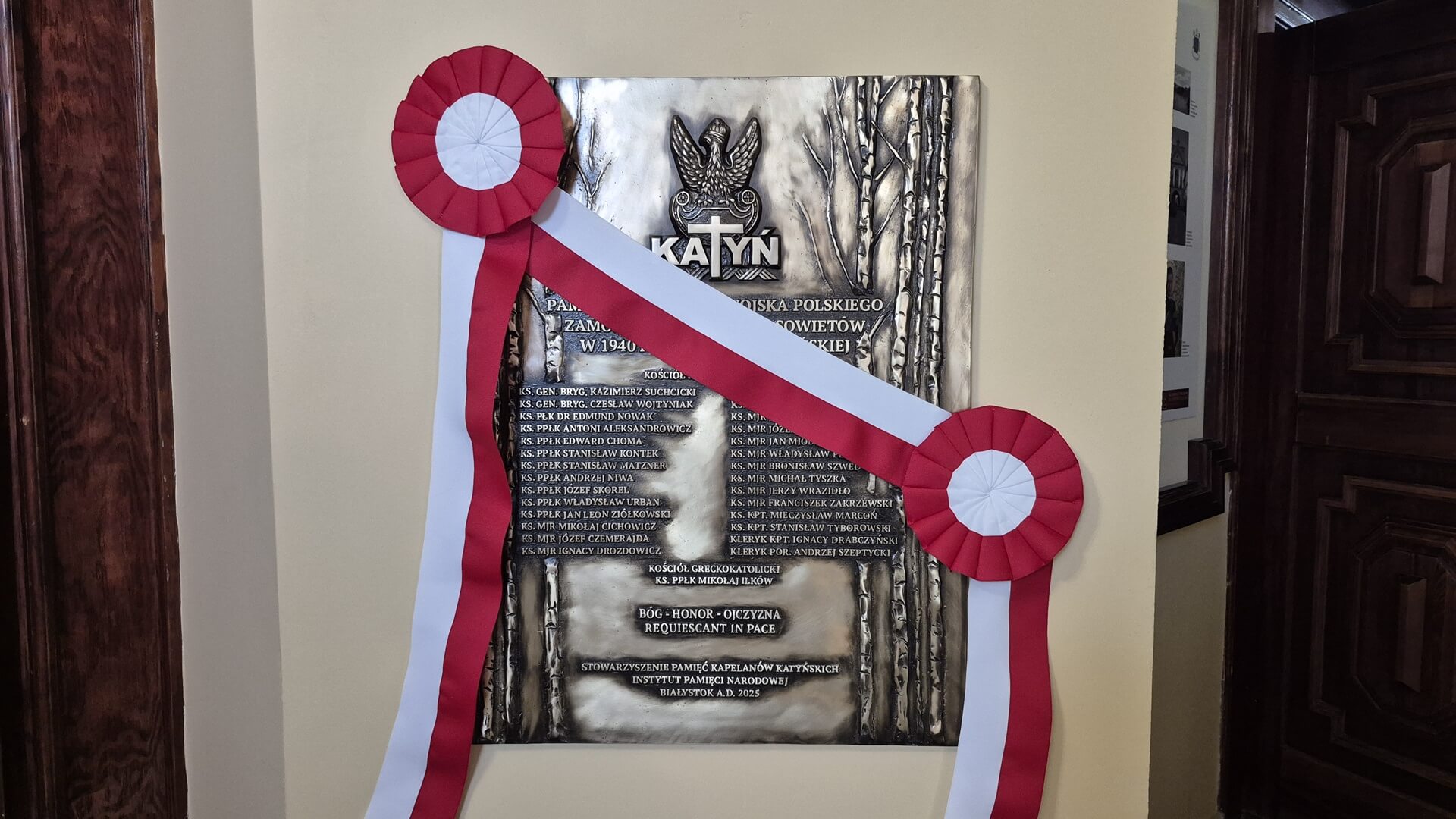 Pamiątkowa tablica hołdem złożonym kapelanom zabitym w Katyniu