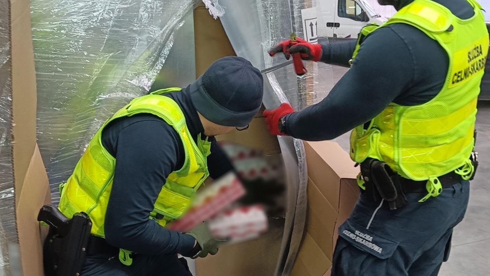 Miały być klimatyzatory, okazało się, że to papierosy