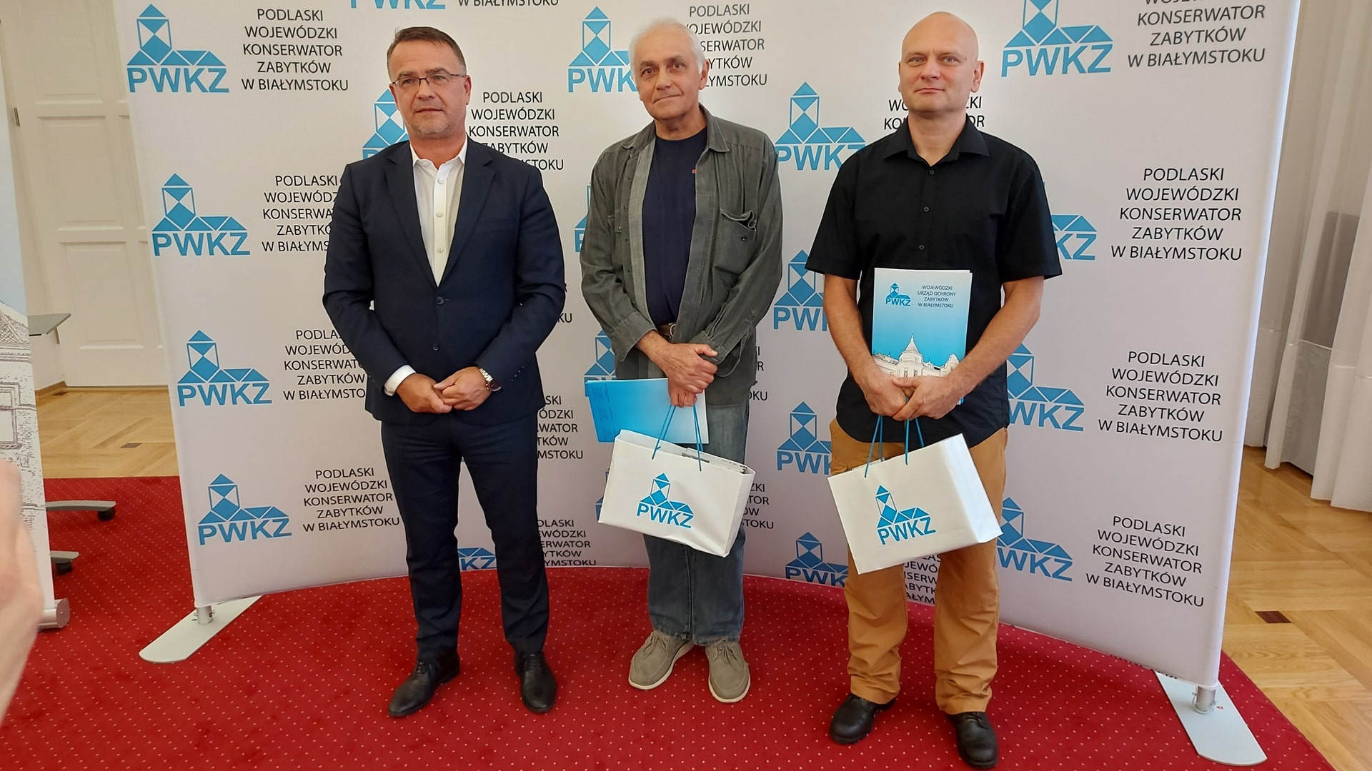 Dwaj mężczyźni z Białegostoku uhonorowani za odnalezienie i przekazanie średniowiecznych artefaktów