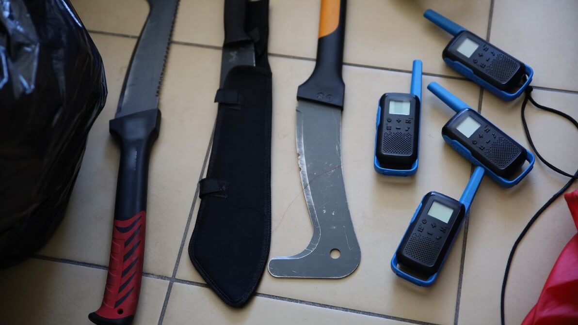 Podejrzani o zniszczenie murali Jagiellonii Białystok już z zarzutami [wideo]