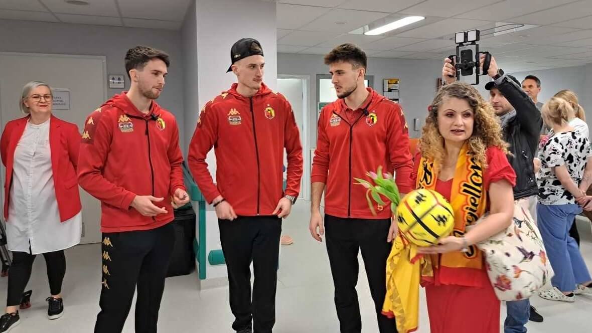 Piłkarze Jagiellonii z kwiatami i biletami dla pacjentek onkologicznych