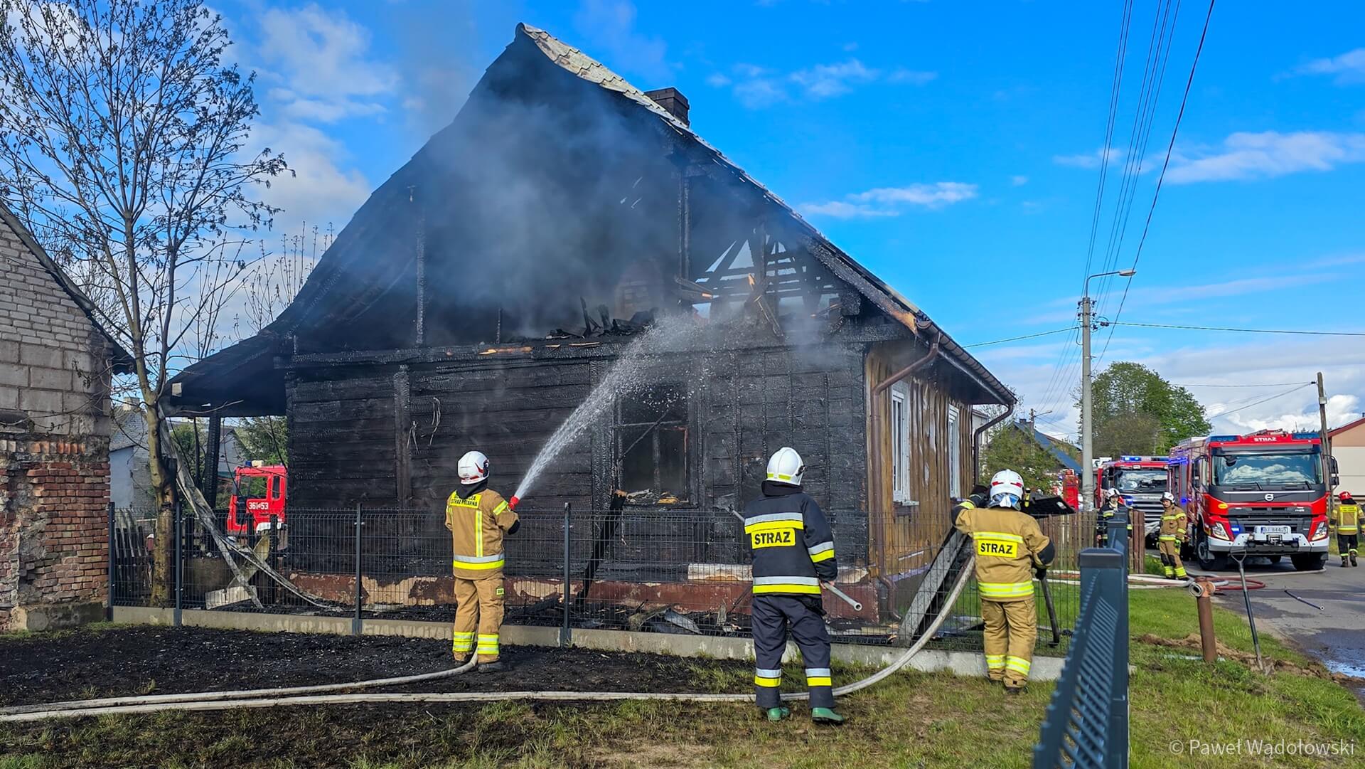 Pożar w gminie Piątnica. 90-latek z poparzeniami ciała w szpitalu [zdjęcia]