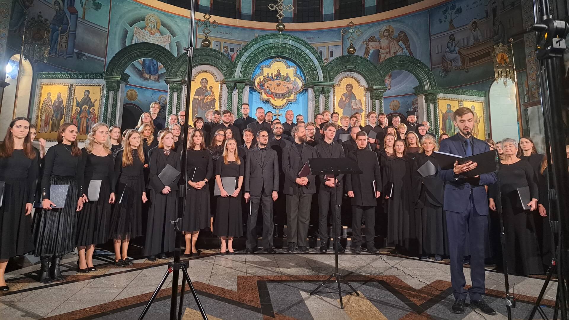Występ 100-osobowego chóru na stulecie autokefalii polskiej Cerkwi