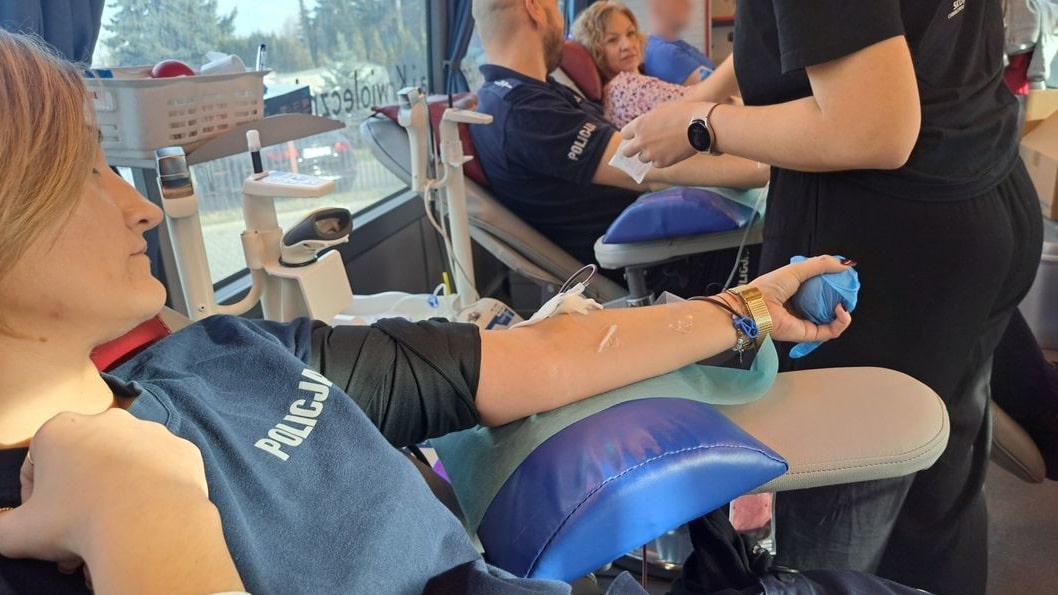 Bielsk Podlaski: policjanci i urzędnicy oddali krew dla 13-letniego Huberta