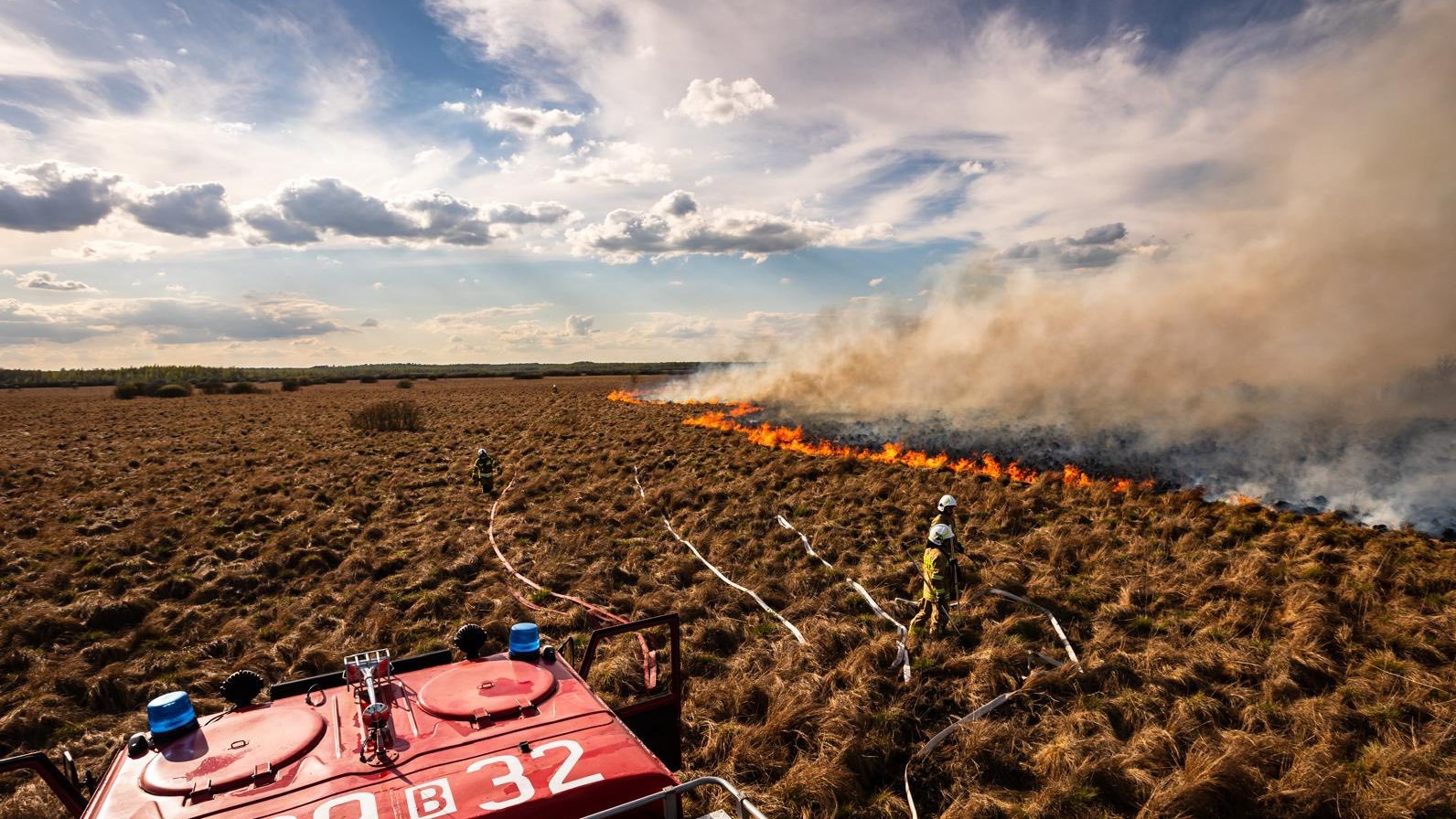 Pożar jest pod kontrolą, ale strażacy boją się o torf [wideo]