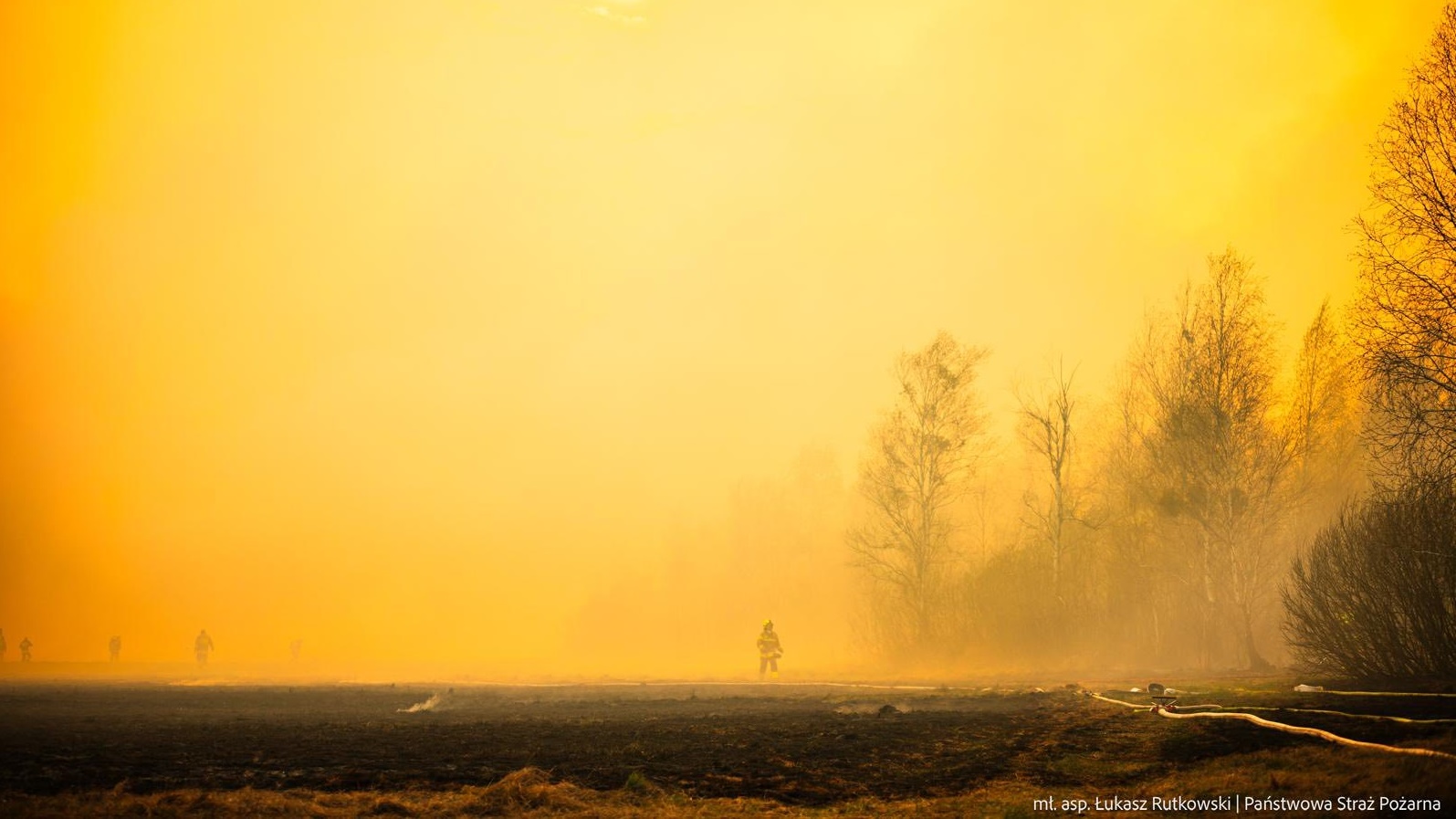 Kilkaset osób walczy z ogniem nad Biebrzą. Akcja jeszcze się nie zakończyła