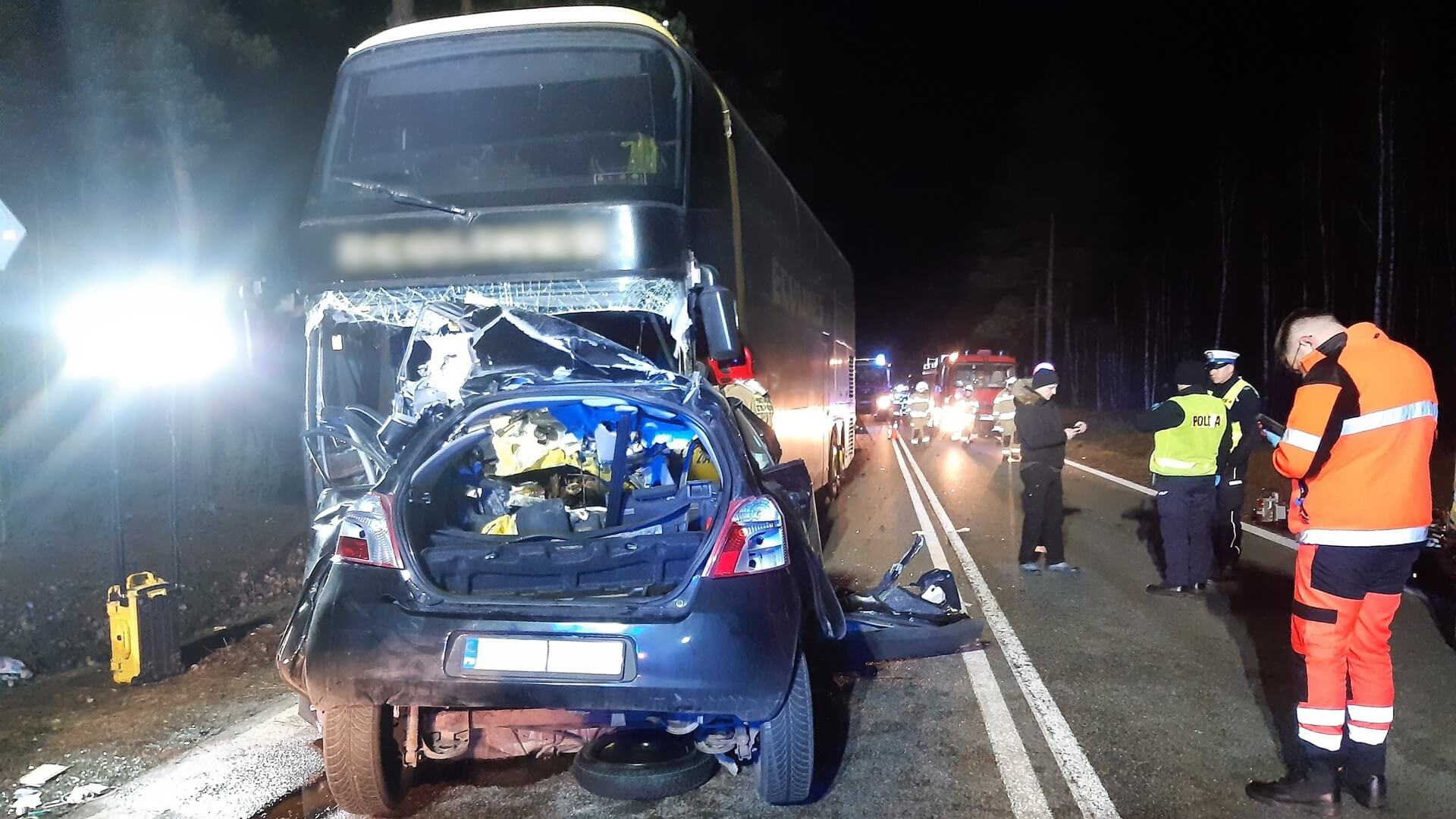 Zderzenie autobusu i samochodu osobowego na krajowej ósemce