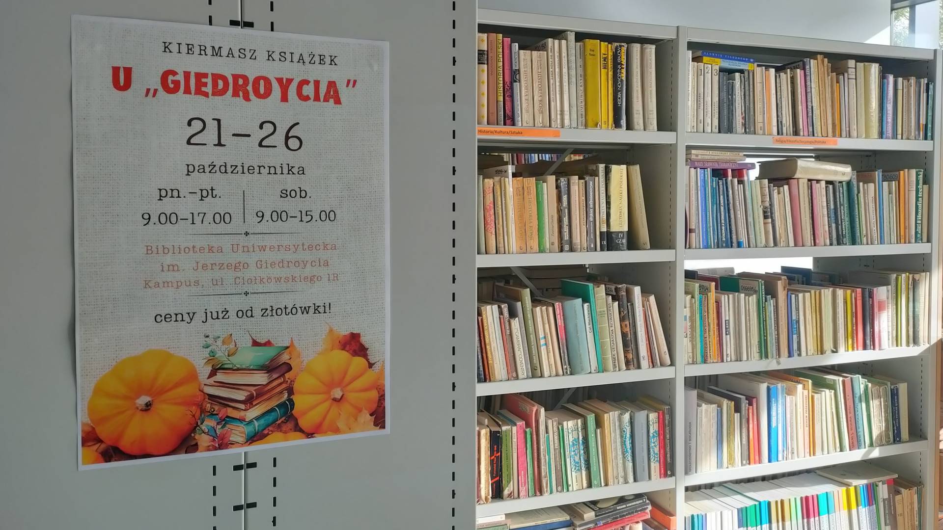 W holu biblioteki głównej na kampusie Uniwersytetu w Białymstoku trwa "Kiermasz u Giedroycia"