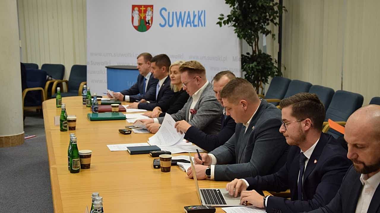Radni Suwałk przyjęli projekt uchwały o sprzedaży działek dla młodych po atrakcyjnych cenach