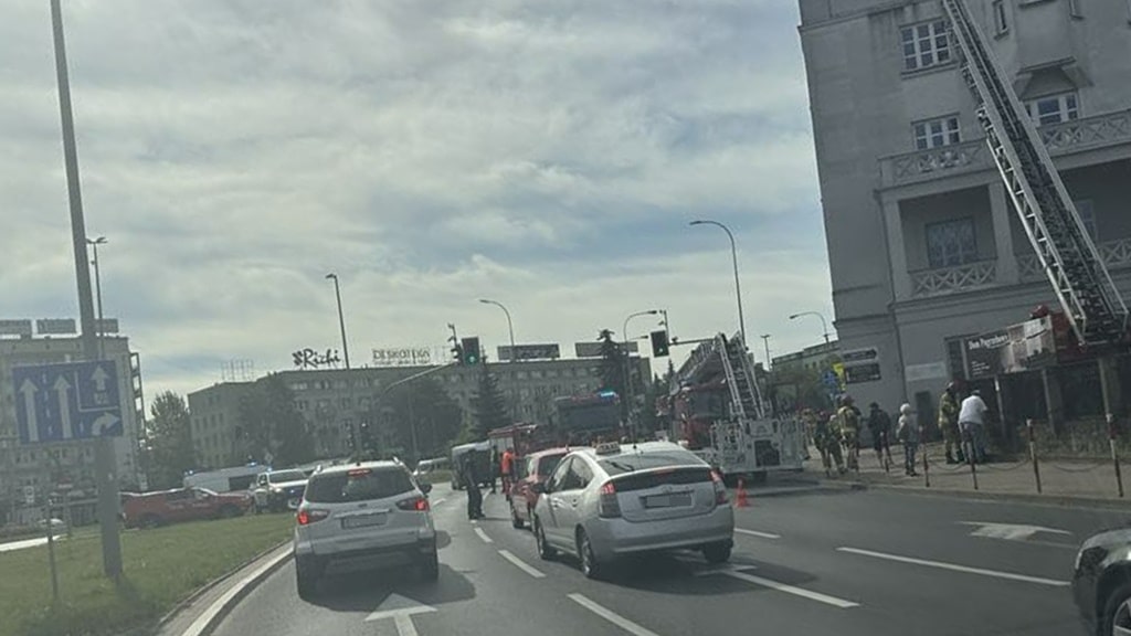 Pożar w centrum Białegostoku. Strażacy ewakuowali osoby uwięzione na piętrze
