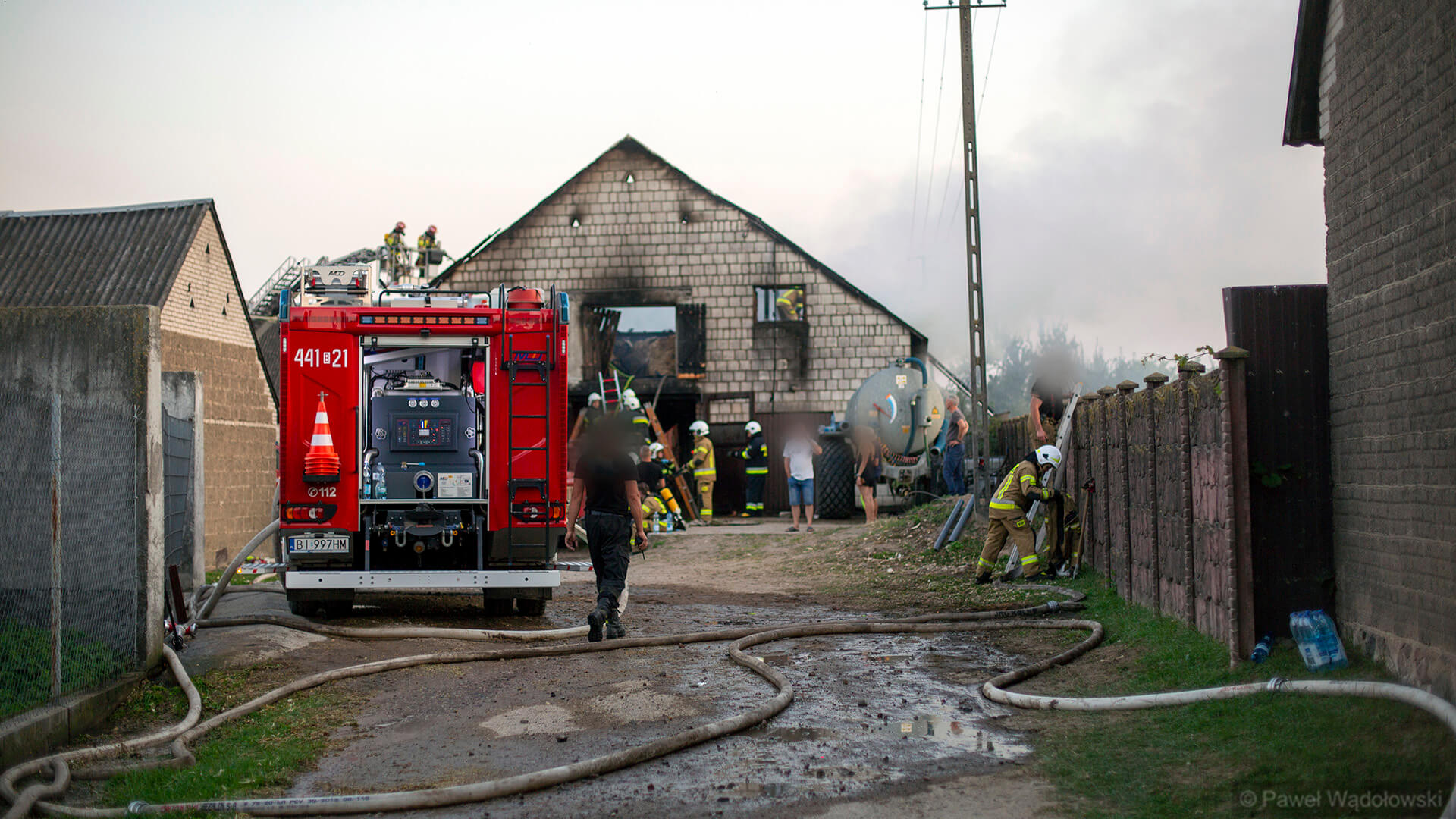 Pożar gospodarstwa blisko Kolna. Około 60 strażaków walczyło z ogniem