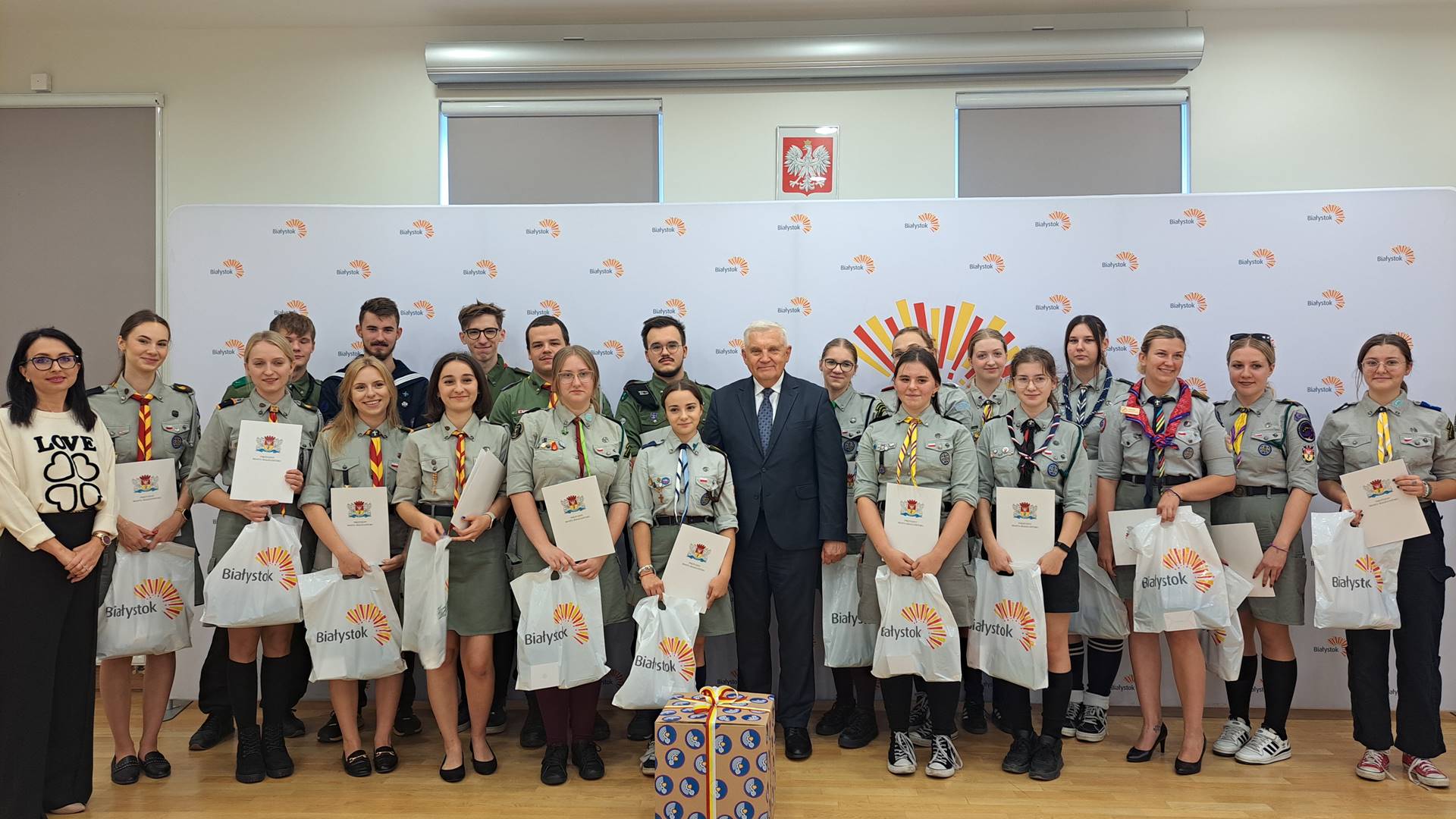 Prezydent Białegostoku spotkał się z harcerzami, którzy wspierali Centrum Aktywności Społecznej w zbiórce darów na rzecz powodzian