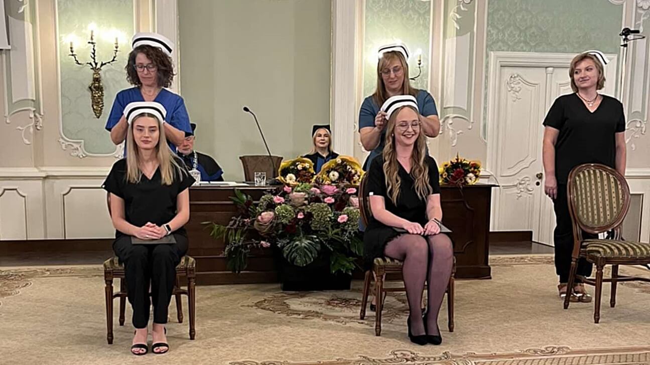 Nowe roczniki absolwentów pielęgniarstwa i położnictwa Uniwersytetu Medycznego już po czepkowaniu