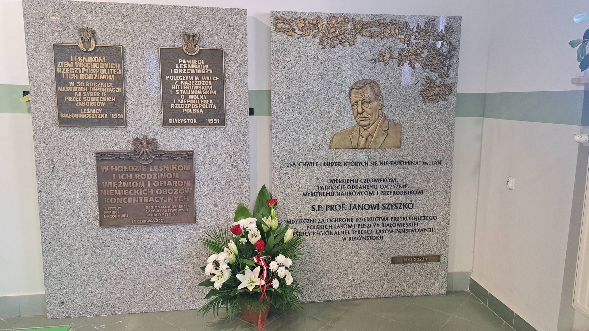 Tablice upamiętniające leśników zniknęły z zewnętrznej ściany budynku Regionalnej Dyrekcji Lasów Państwowych w Białymstoku