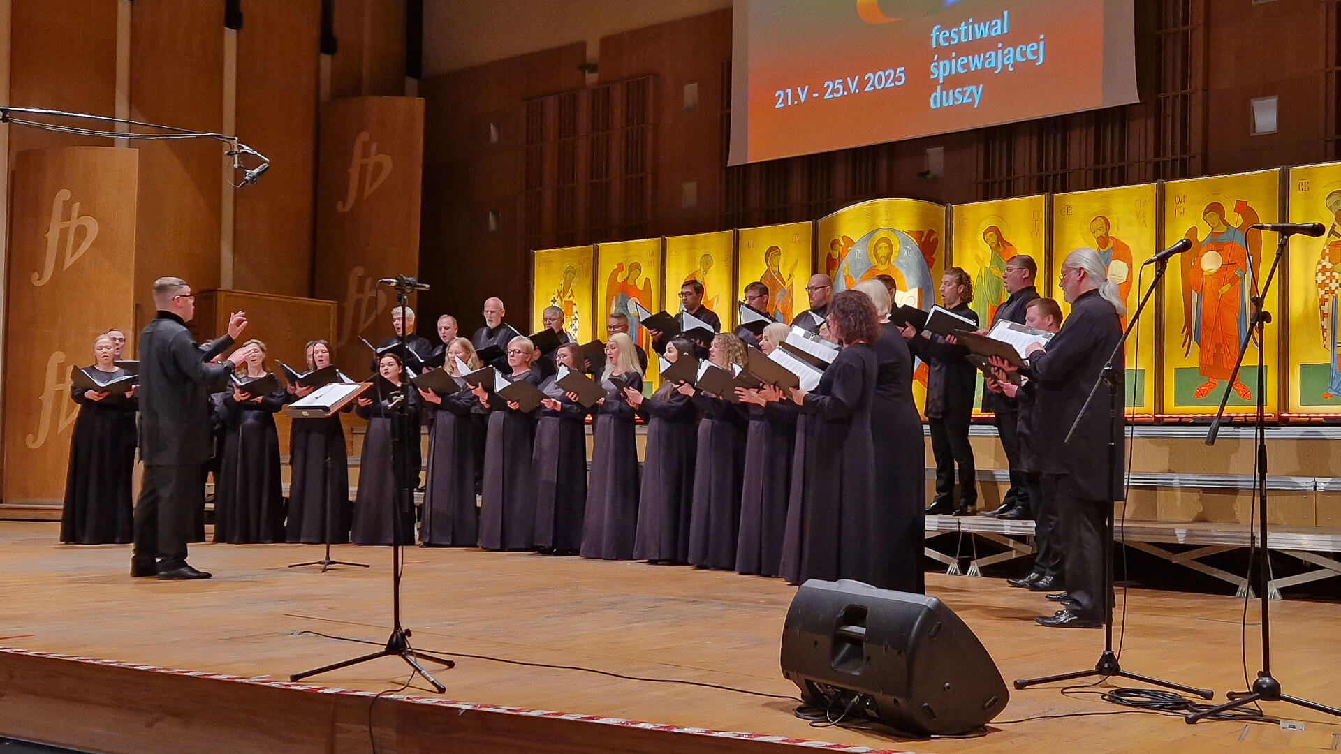 Chóry z Polski, Holandii, Ukrainy i Estonii prezentują się podczas Międzynarodowego Festiwalu Muzyki Cerkiewnej "Hajnówka"