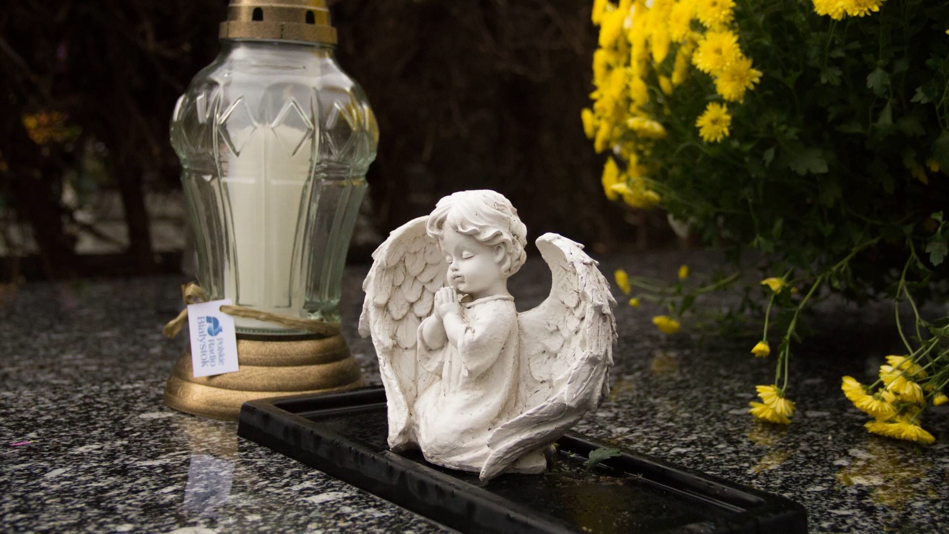 Odwiedzamy cmentarze i zapalamy znicze na grobach naszych kolegów radiowców [zdjęcia]