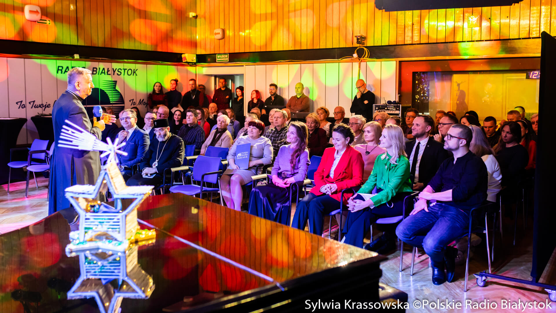 Życzenia i śpiewanie kolęd, czyli spotkanie opłatkowe w Polskim Radiu Białystok [zdjęcia]
