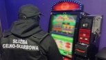 Funkcjonariusze podlaskiej KAS zlikwidowali w Łomży nielegalny salon gier hazardowych, 11.02.2025, źródło: podlaska KAS